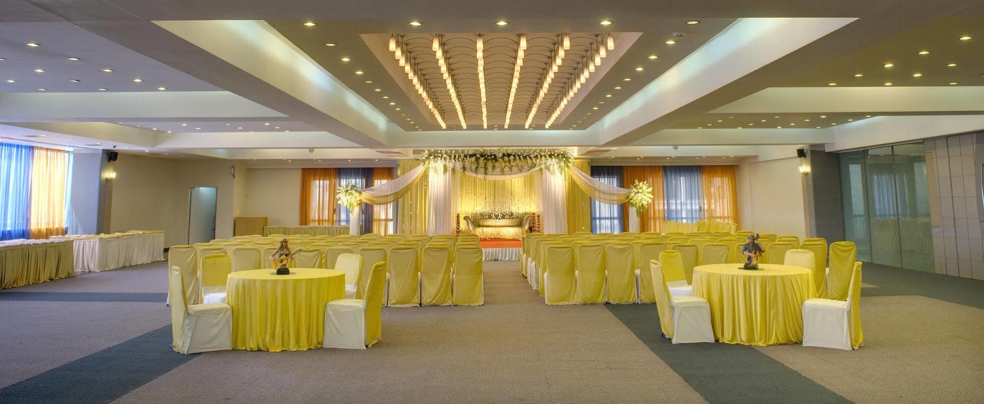 The Grand Bhagwati Hotel Ahmedabad Buitenkant foto